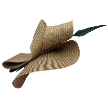 Elegante tocado beige con pluma verde para novias