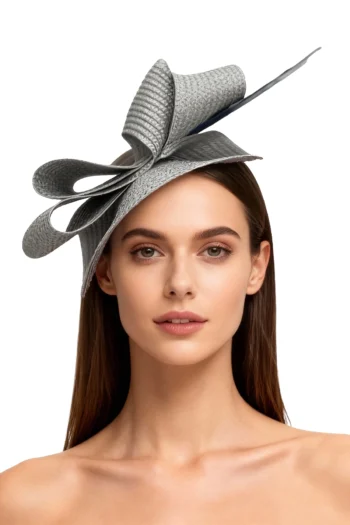 Tocado gris modelo Ginebra con plumas diseño unico