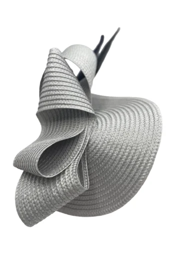 Tocado gris modelo Ginebra con plumas diseño unico