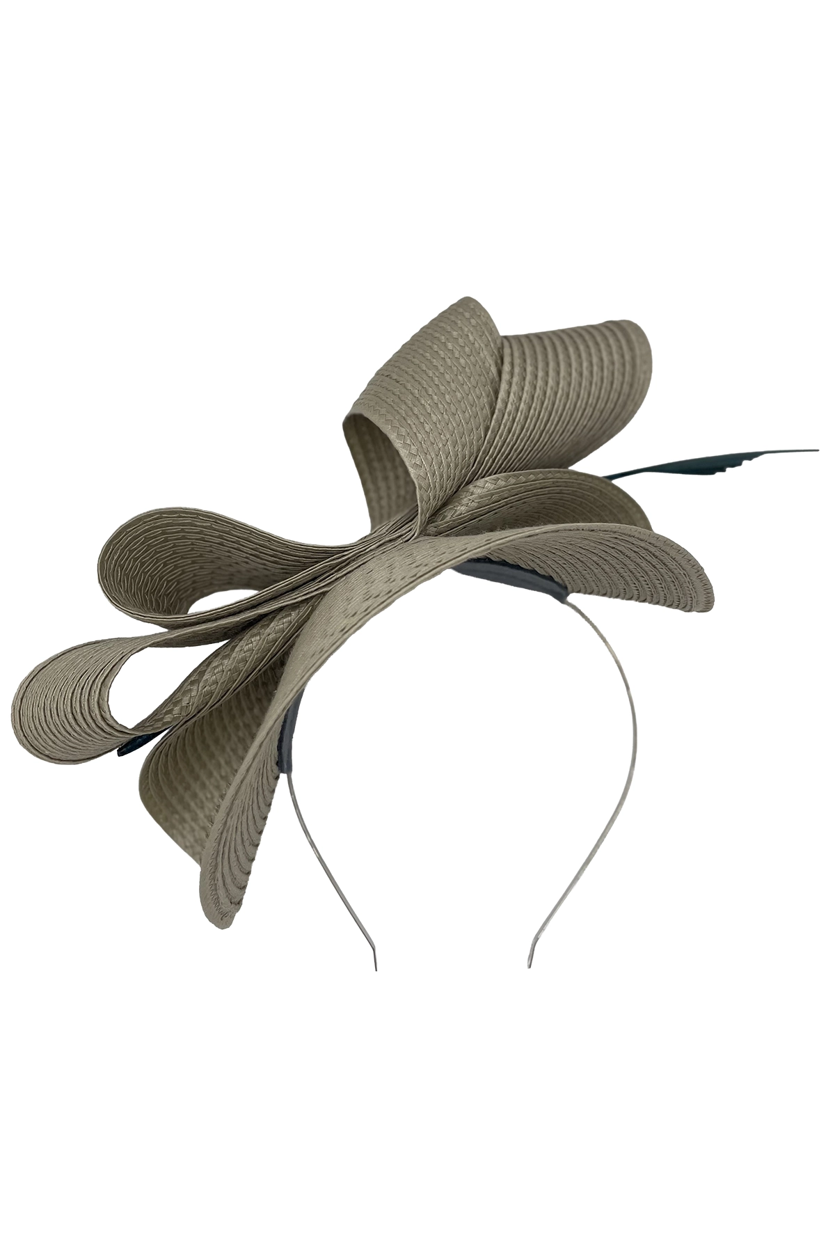 Tocado dorado modelo Paula con plumas diseño unico Tocado dorado modelo Paula con plumas diseño unico