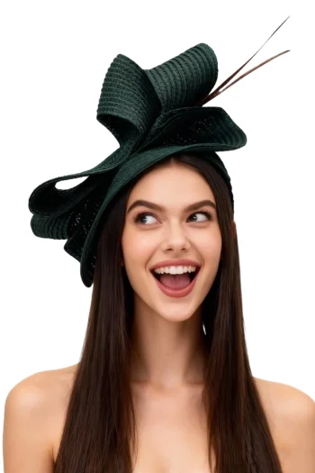 Tocado verde modelo Soria con plumas diseño unico